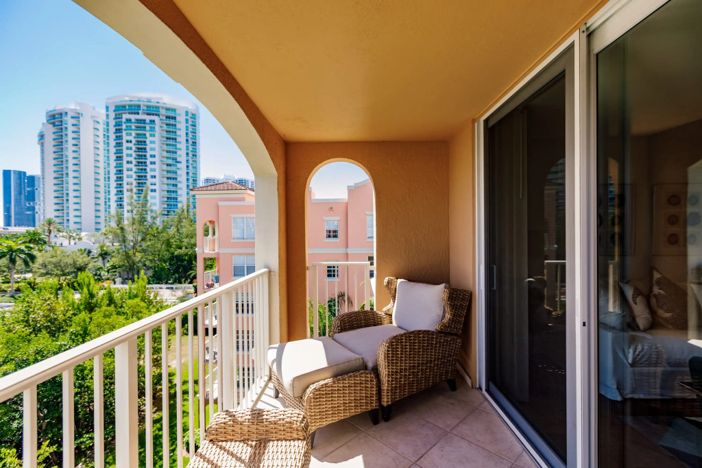 Uhost AI 3BR Condo Stunning Water Views