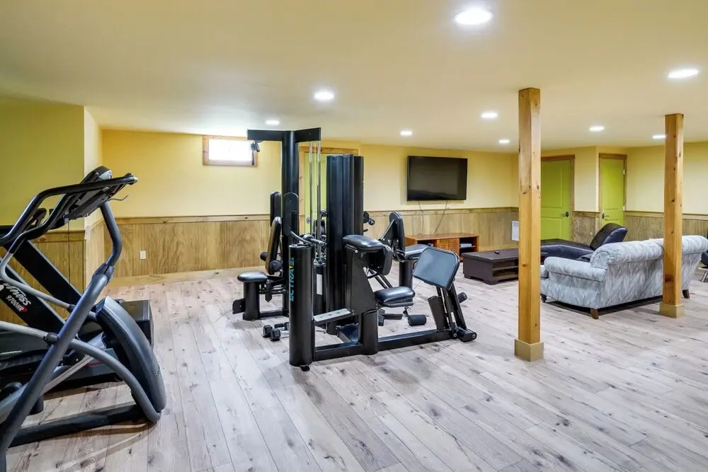 4 Mi to Mount Snow: West Dover Cabin w/ Game Room