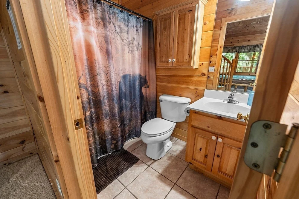 Margaret Hollow 2 Bedroom Cabin by RedAwning