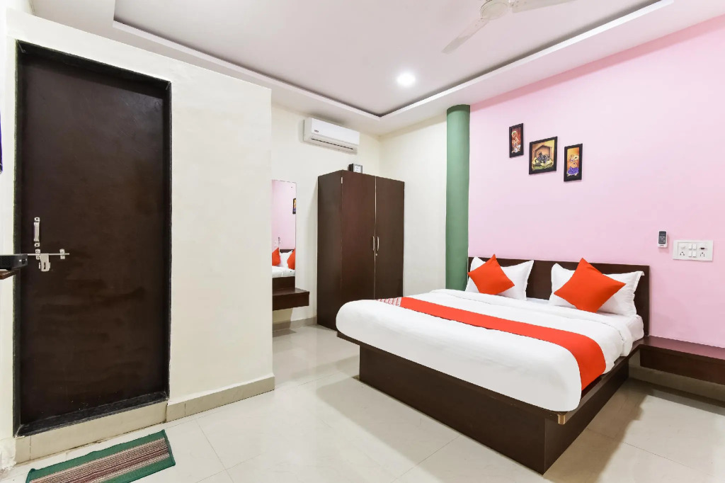OYO 70102 Hotel Ira Inn