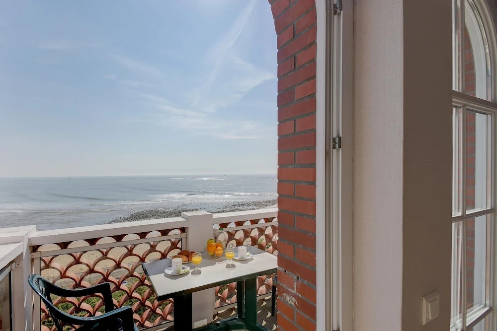 Seaside Apartment for 6 in Loire