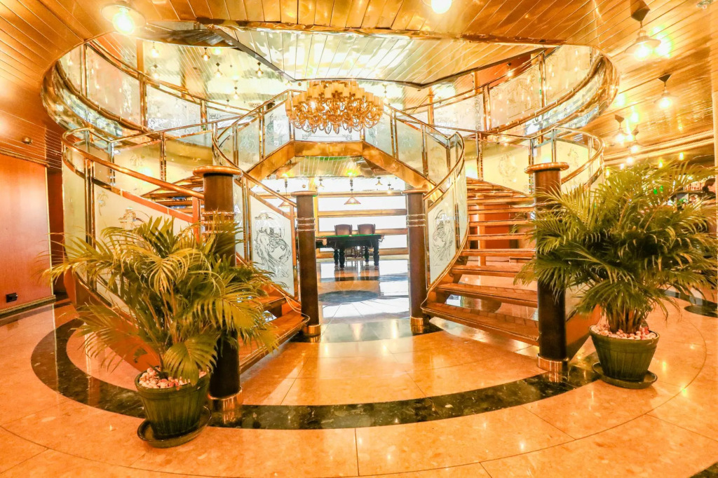 Vintage Luxury Yacht Hotel