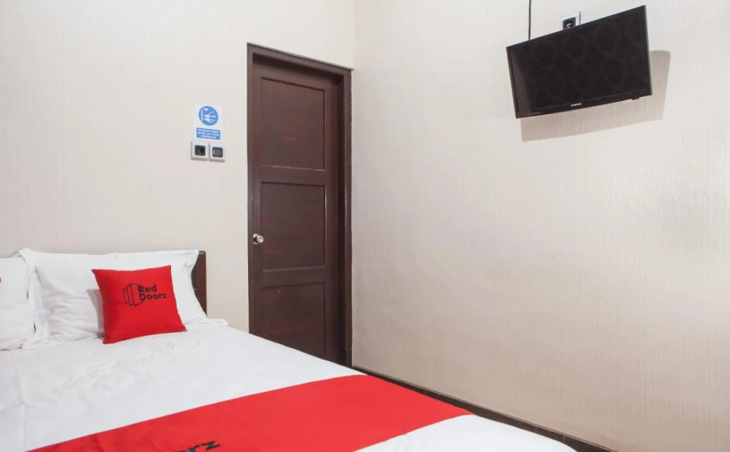 RedDoorz near Basuki Rahmat