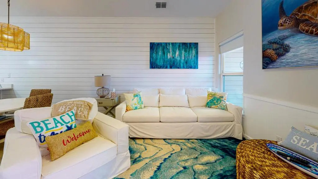 BC102 Beautifully Decorated Townhome, Heated Shared Pool, 1 Minute to Beach