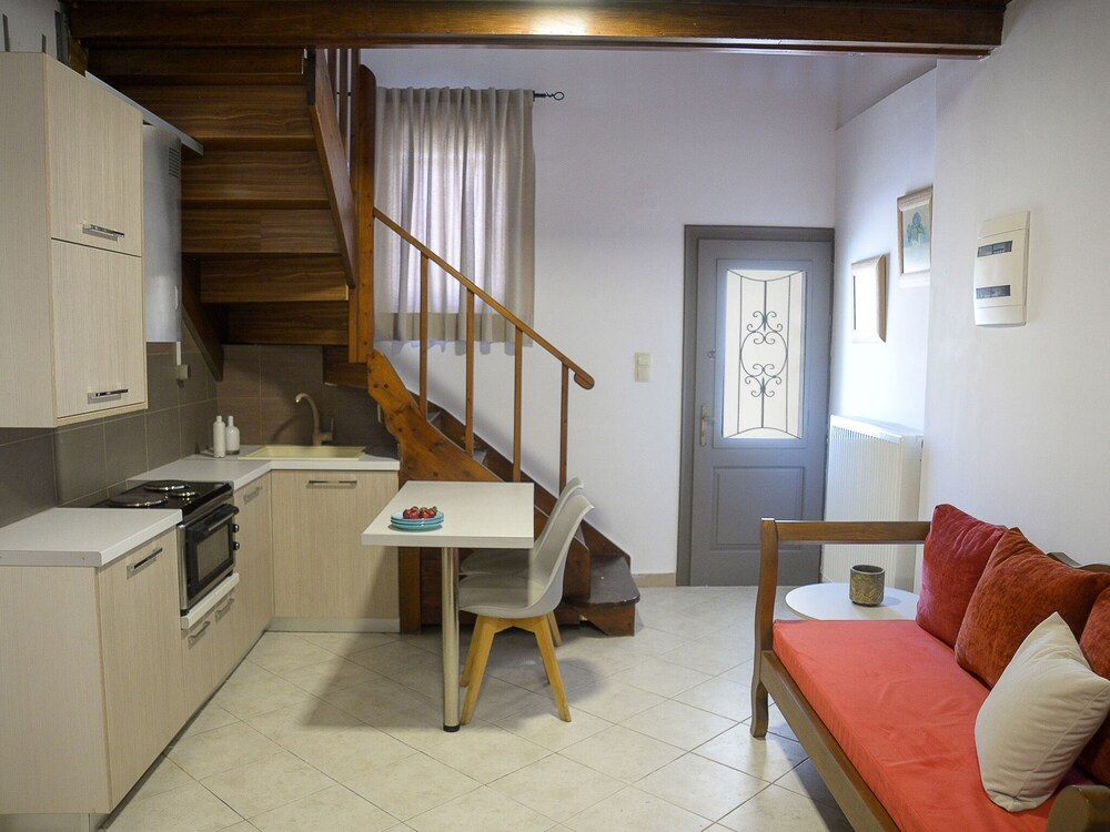 "sifakis Gorgeous Stone House"
