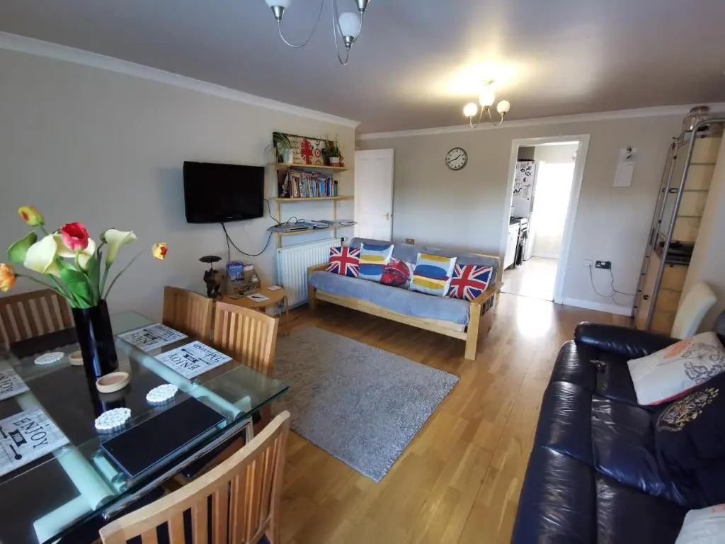 4 bedroom apartment with FREE parking perfect for groups and families!