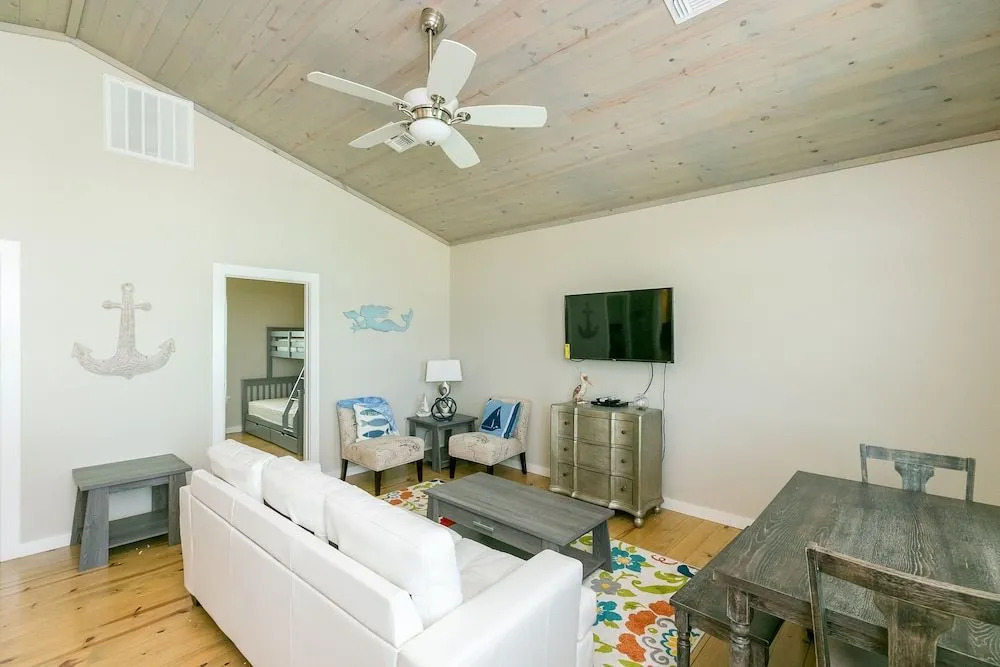1912 Eskridge House Unit A - 2 Br home by RedAwning