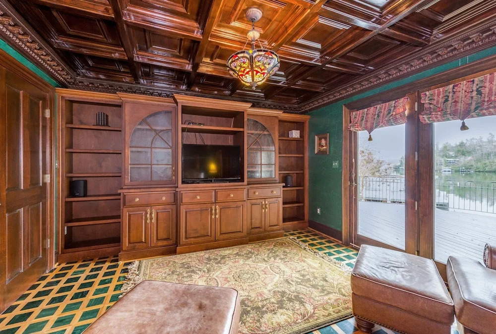 Magnificant & Private Lakefront 5 Bedroom Home