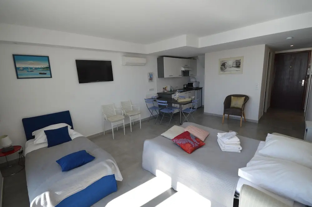 Les Princes Studio facing the sea