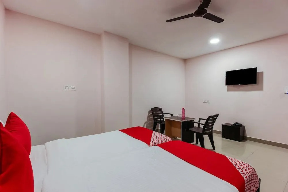 OYO 24993 Royal Inn Hotel