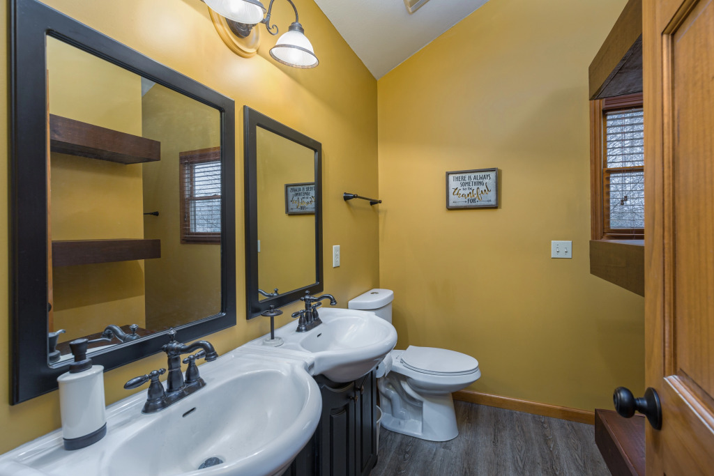 North Ridge Place Brand New Log Cabin with Hot Tub Great Location