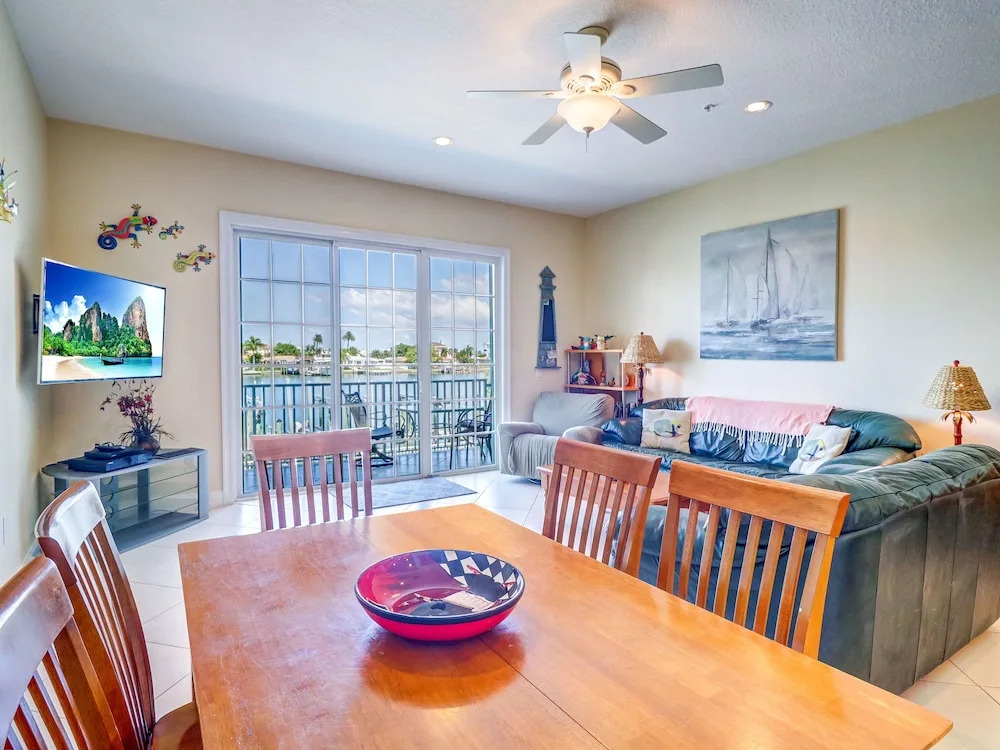 140 Brightwater Dr House - 3 Br townhouse by RedAwning