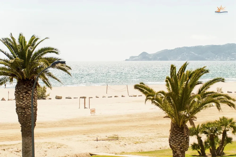 Seafront LEstartit Apartments