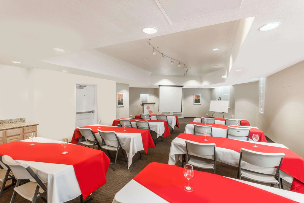 Hawthorn Suites
