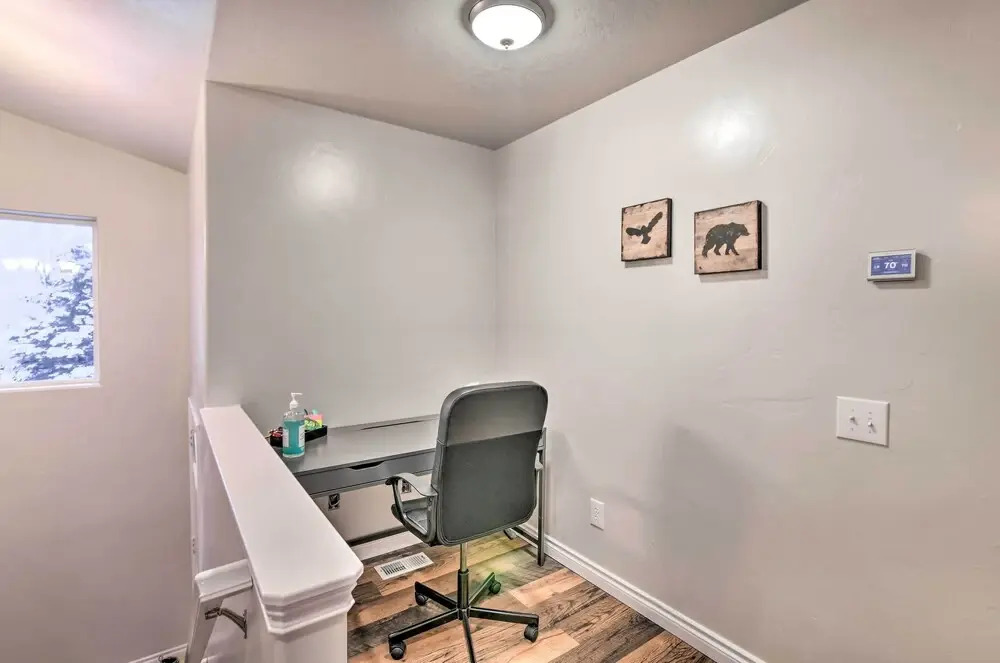 Cozy Anchorage Townhome < Half Mile to Jewel Lake!