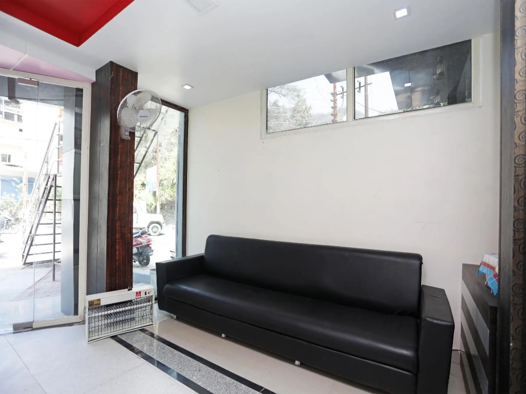 OYO 13796 Stay Inn