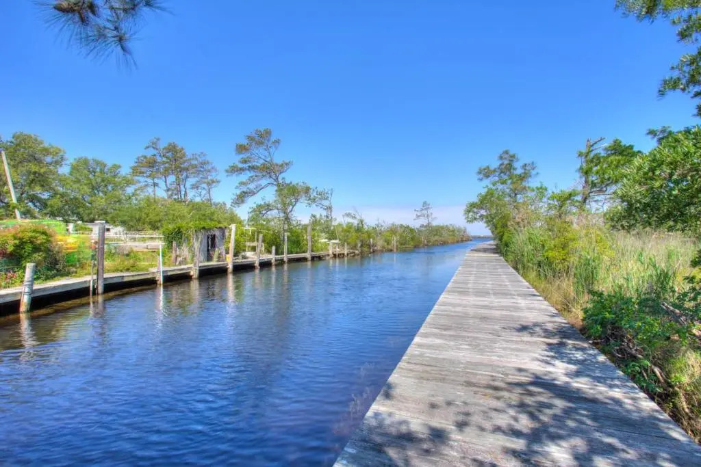 5503 Bay Dreams Community Pool Boat Ramp