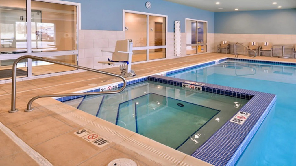 Holiday Inn Express & Suites Parkersburg East by IHG