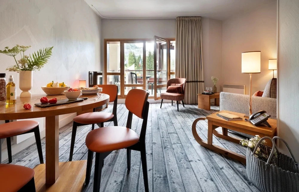 Scenic 4-person Mountain View Retreat