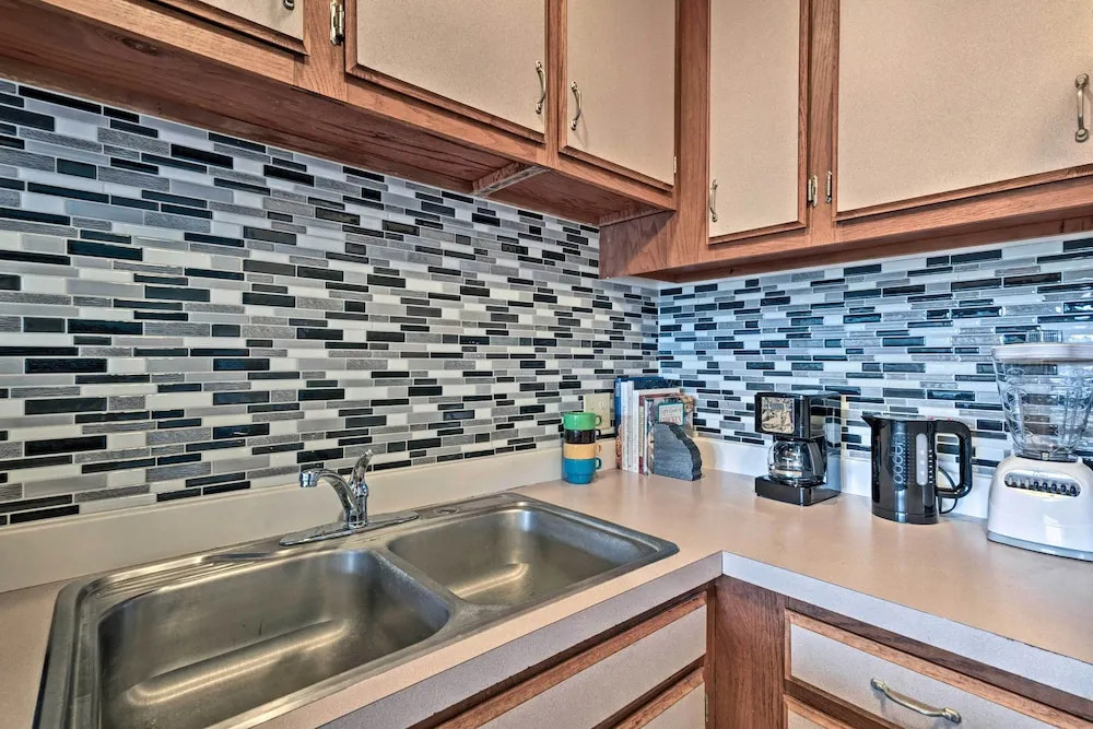 Kailua-kona Condo w/ Lanai, Walk to Beach + Pier!