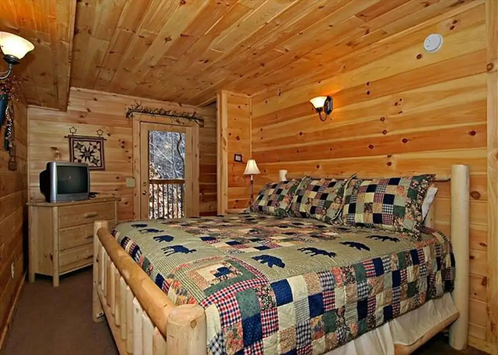 MYSTIC MOUNTAIN - GREAT LOCATION! CLOSE TO ALL THE ACTION! cabin