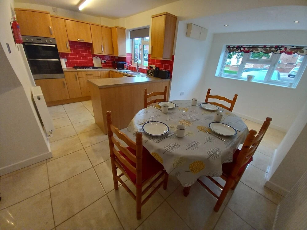 Leominster 3 Bedroom House, Parking Garden Private