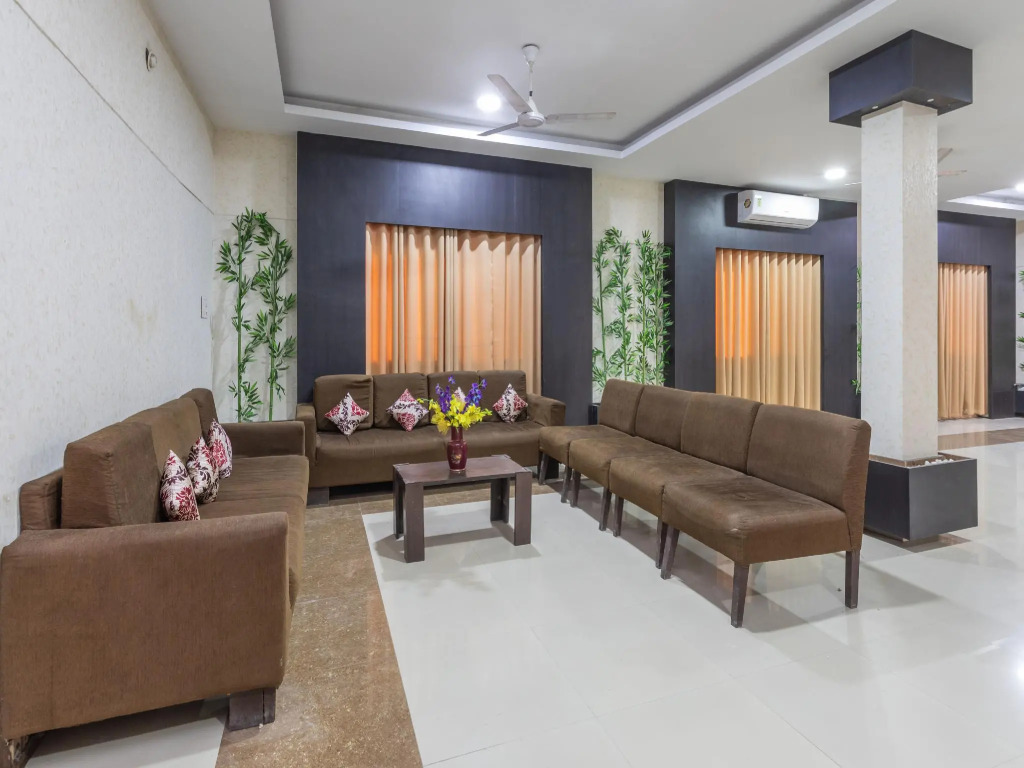 OYO Flagship 66785 Hotel Oyster Suites