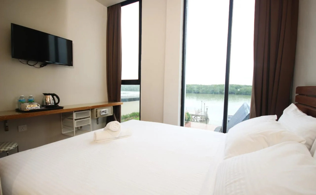 The Riverbank Hotel By MRVJ Business