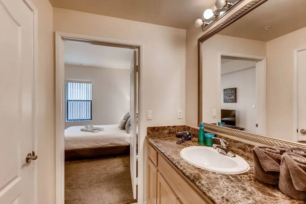 A+ Los Angeles Seclusion Large 2br/2bath + 2 Free Parking Spots! (P2)