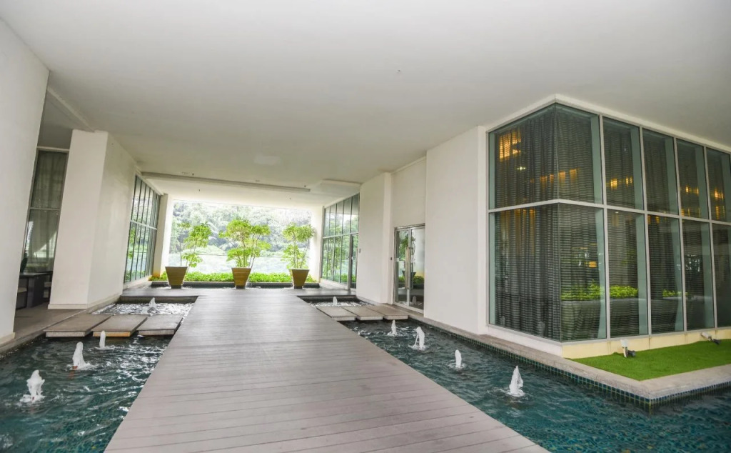 REGALIA RESIDENCE KLCC VIEW INFINITY POOL by BT RZQNA