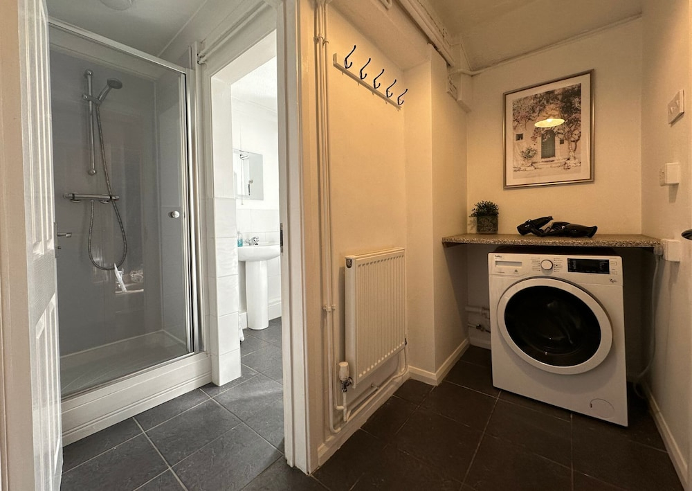 Spacious 5 Bedroom With 4 Baths Off-road Parking