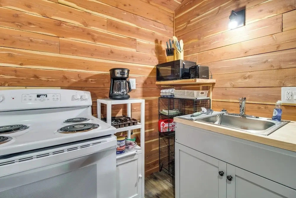 Half-mi to Bull Shoals Lake Access: Anglers Cabin