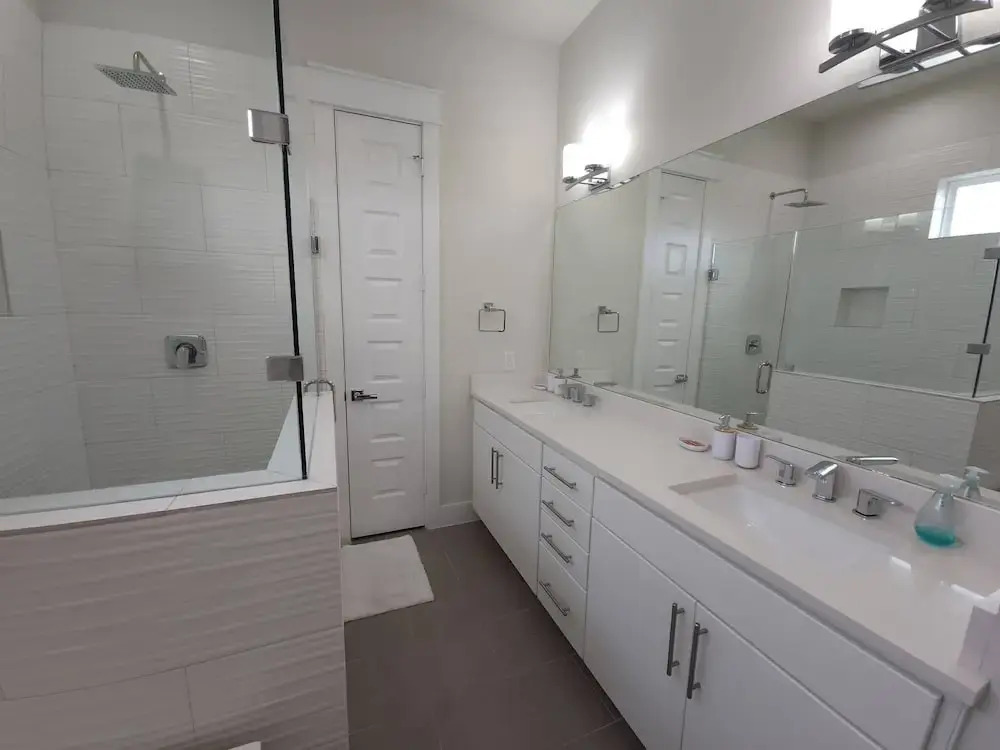 "modern 3bed Townhome. Near Nrg"