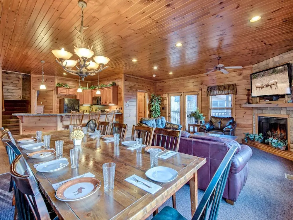 The Great Escape II 5 Bedroom Mountain View Home with Hot Tub