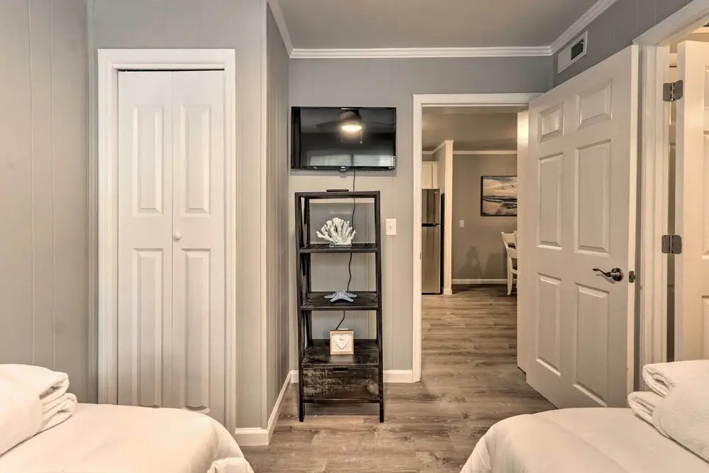< 1 Mi to Beach: Hilton Head Condo w/ Pool Access!