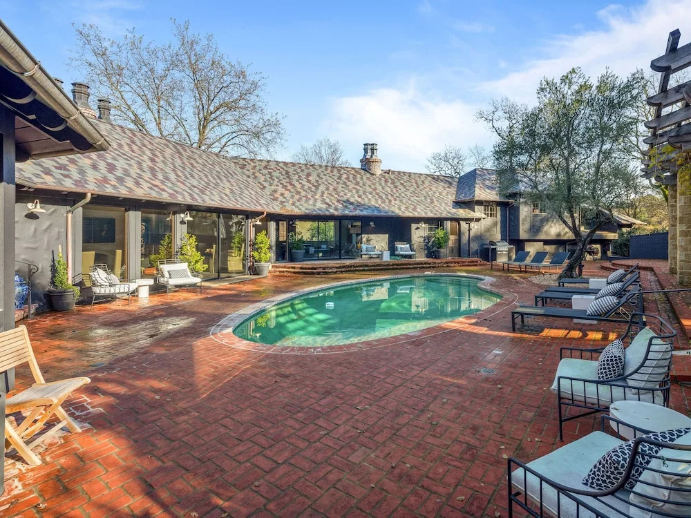 Incredible Gated Vineyard W/ Pool & Pub 3 Bedroom Home