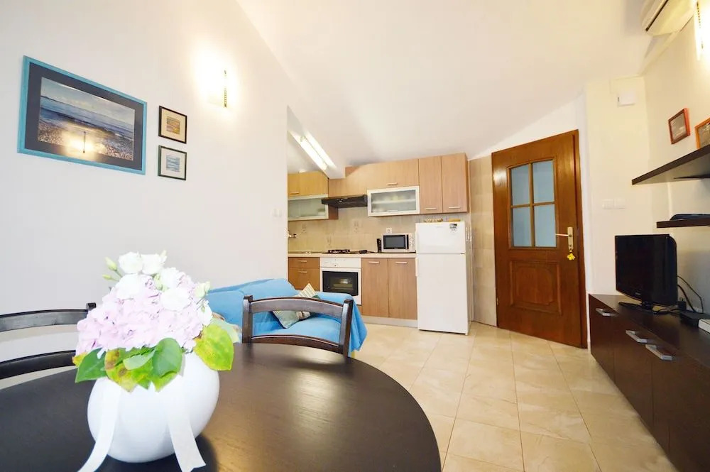 Elza Apartments