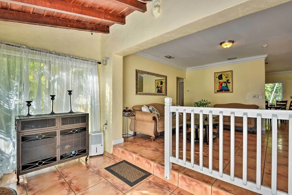 Quaint Central Miami Bungalow: 10 Mi to Mid-beach!