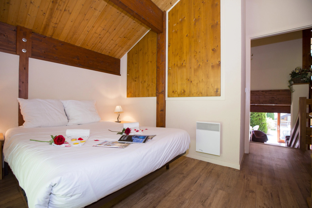 Chalet Chantey Mourry 67 Ski Chalet & Sleeps 8-9 - Happy Rentals