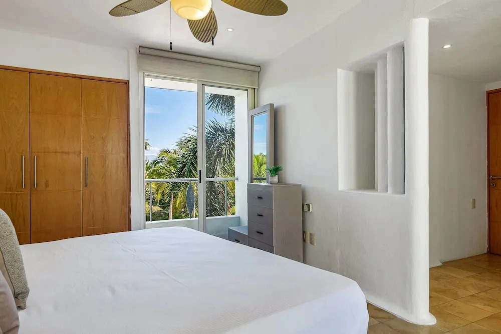 2nd-floor Condo With Private Balcony, On-site Pool & Billiards