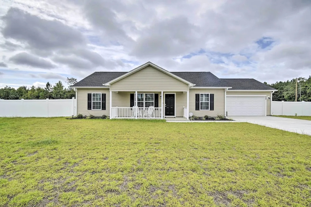 3 Mi to Golf: Loris Home w/ Big Private Yard!