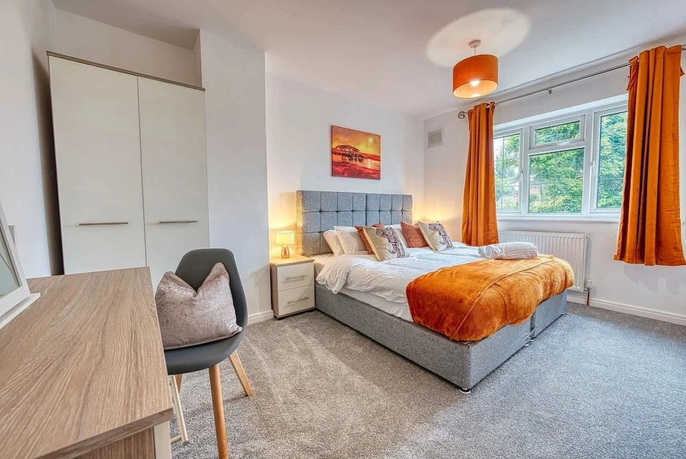 Modern 3BR House Wednesbury Garage