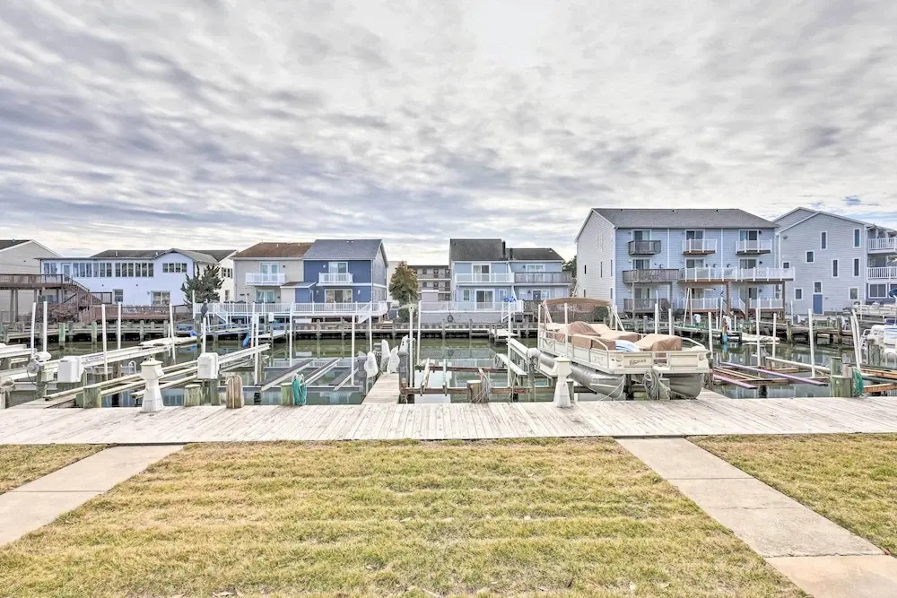 Canal Views & Community Pool: Ocean City Condo