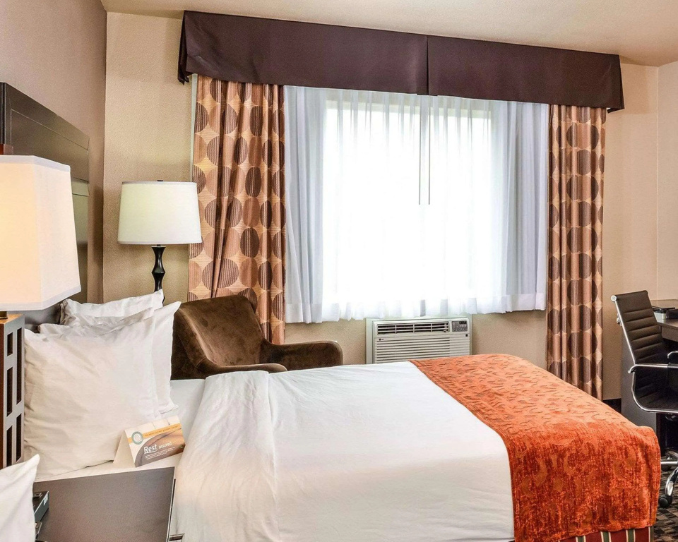 Отель Clarion Pointe