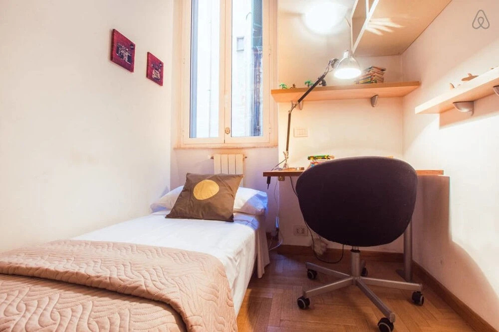 Eclectic 3 bed Flat 10 Minutes From the Colosseum