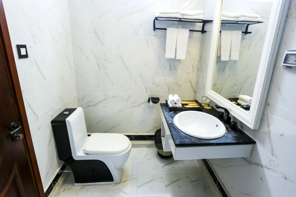 Seventeen Saloon Hotel