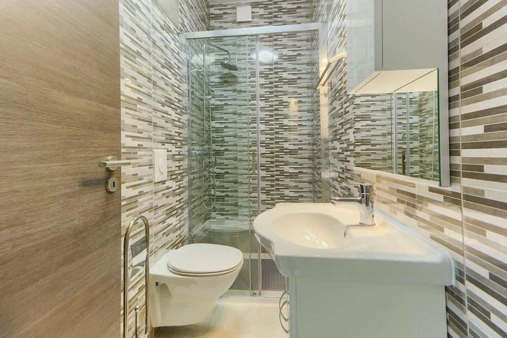 Modern Luxury 2-bedroom apt With Balcony & Patio