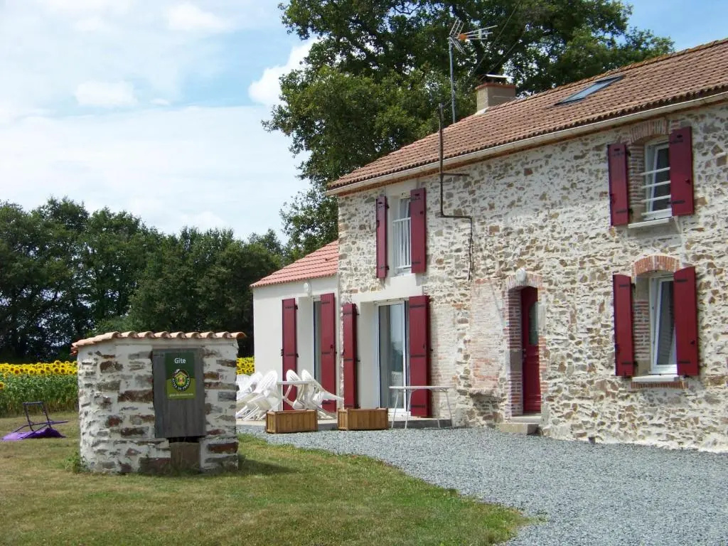 Maison rénovée en pleine campagne avec terrain, terrasse et équipements familiaux - FR-1-426-157