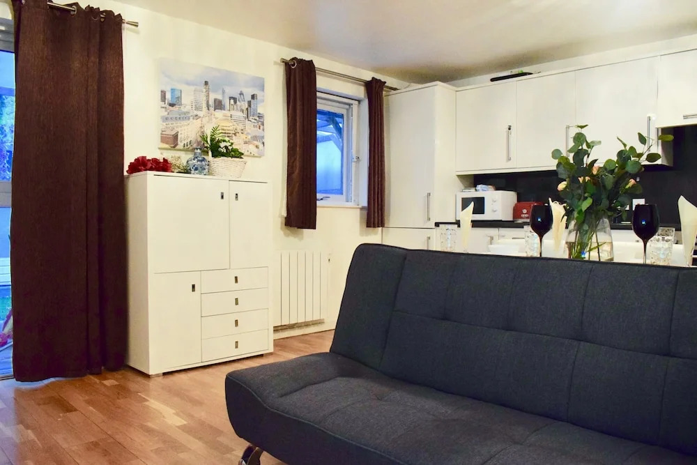 1 Bedroom Apartment With Garden in Mudchute