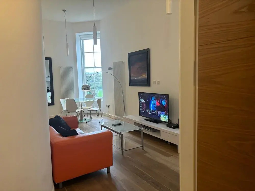 Spacious one bed Quartermile Apartment With Breathtaking Park Views - V Central